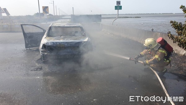 ▲台南七股區61七股交流道往西176縣道起點，發生汽車火警，造成56歲男子受27％大面積2度燒燙傷送醫救治。（圖／記者林悅翻攝，下同）