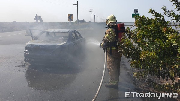 ▲台南七股區61七股交流道往西176縣道起點，發生汽車火警，造成56歲男子受27％大面積2度燒燙傷送醫救治。（圖／記者林悅翻攝，下同）