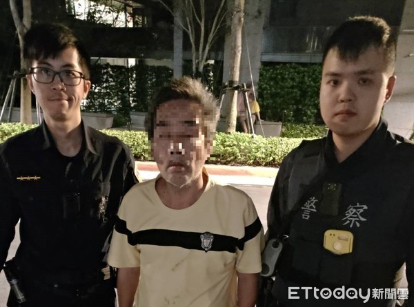 ▲▼北投警方發現1名男子癱坐路邊，扶起時癱軟跌倒緊急擦藥聯繫家人並送男子返家。（圖／記者邱中岳翻攝）