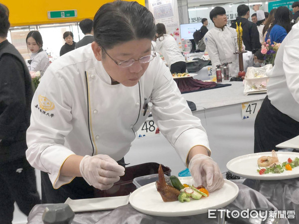 ▲嘉南藥理大學生活應用保健系顏名聰教授，與高士陽同學參加2019世界廚藝競賽 ( KWFC)，勇奪主菜及前菜靜態展雙金牌，是台灣之光也是台南之光。（圖／記者林悅翻攝，下同）