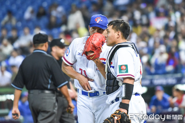 ▲12強棒球賽，中華對波多黎各三局上擦棒被捕爭議球。（圖／記者林敬旻攝）