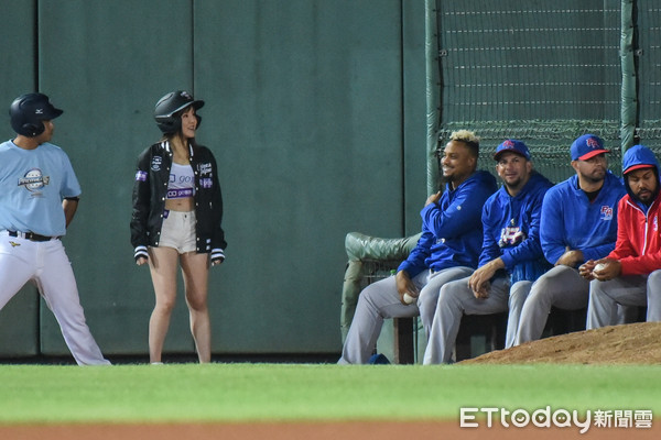 ▲12強棒球賽，波多黎各球員與球僮聊天。（圖／記者林敬旻攝）