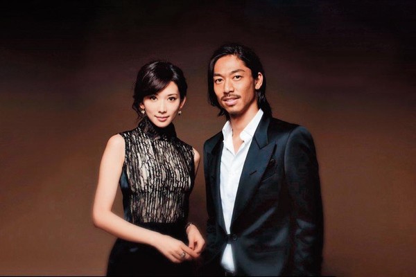 在2006年亞太影展上，林志玲（左）與言承旭（左）同台。中為周迅。（東方IC）