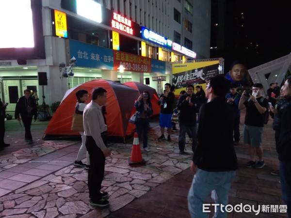 ▲▼柯文哲夜訪居住正義改革聯盟夜宿點。（圖／讀者提供）