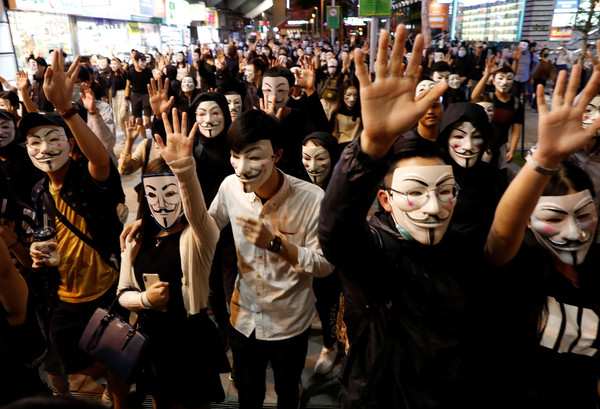 ▲▼香港示威者發起「全民V怪客日」，港警出動水炮車驅離。（圖／路透）