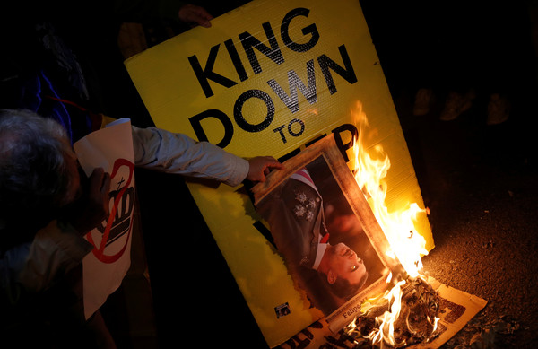 ▲▼西班牙王室訪問巴塞隆納，加泰隆尼亞獨派民眾焚燒國王照片抗議。（圖／路透）