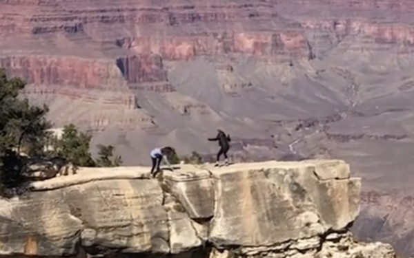 ▲20歲少女艾蜜莉（Emily Koford）到大峽谷國家公園（Grand Canyon）替母親拍照留念，差點摔下峽谷。（圖／翻攝Facebook／Erin Elisabeth Koford）