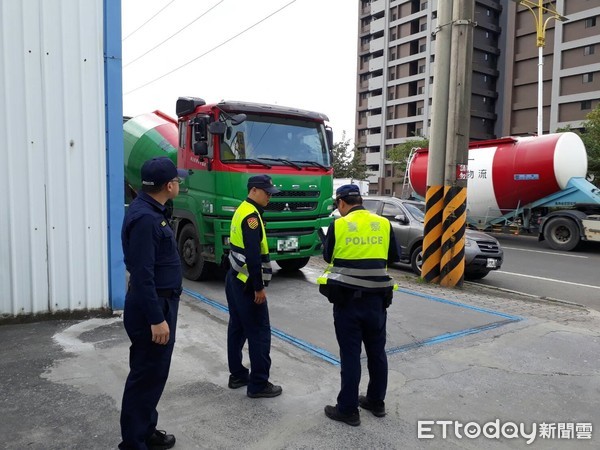 ▲▼警方在台64以「動態地磅」配合大數據分析科技執法抓大車超載。（圖／記者陳豐德翻攝）