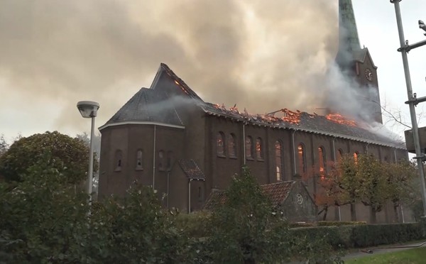 ▲▼荷蘭Hoogmade地區一間聖母百年教堂被大火燒毀。（圖／翻攝自YouTube／Sleutelstad）