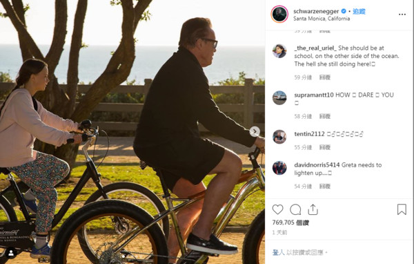 ▲阿諾和葛瑞塔一起騎腳踏車。（圖／取自instagram／schwarzenegger）