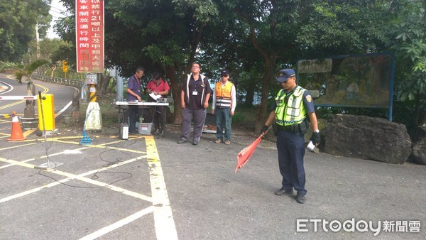 ▲屏東縣里港警方會同相關單位在通往霧台鄉的台2４線取締超速等違規勤務             。（圖／記者陳崑福翻攝）