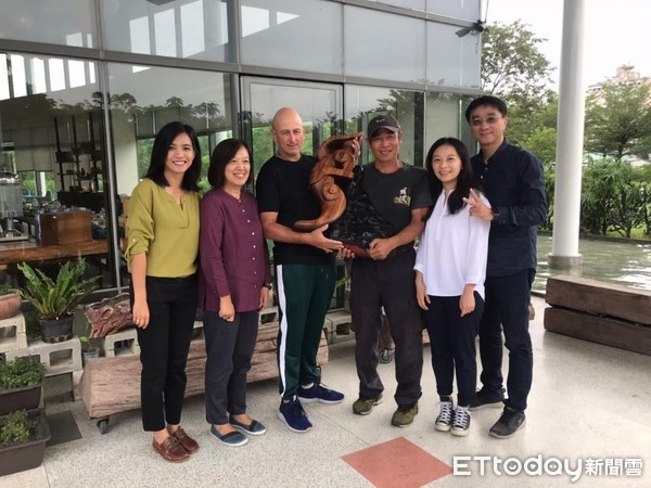 ▲紐西蘭木雕藝術家David Brosnahan-木雕工藝品「People of the Land」。（圖／記者楊鈞典翻攝）