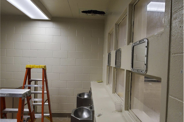 ▲▼美國加州囚犯馮賽卡（左）和薩拉查（右）在廁所天花板鑿洞，逃獄成功。（圖／達志影像／美聯社）