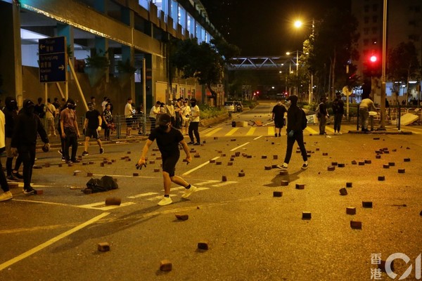 ▲香港4日凌晨將軍澳的警民衝突過程中，一名科大學生墮一層樓重創命危。（圖／香港01授權提供，下同）
