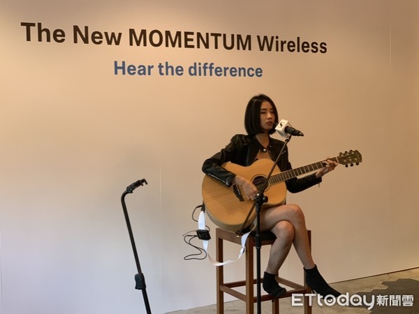 ▲《聲林之王2》陳忻玥無聲音樂站台　MOMENTUM Wireless推第三代智慧耳機。（圖／記者姚惠茹攝）