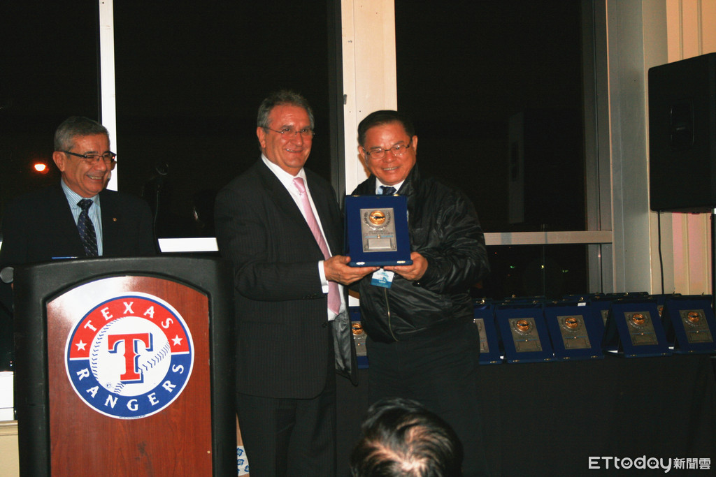 ▲世界棒球總會會長法卡利（Riccardo Fraccari）頒贈彭誠浩「世界棒球貢獻獎」。（圖／亞洲棒球總會提供）