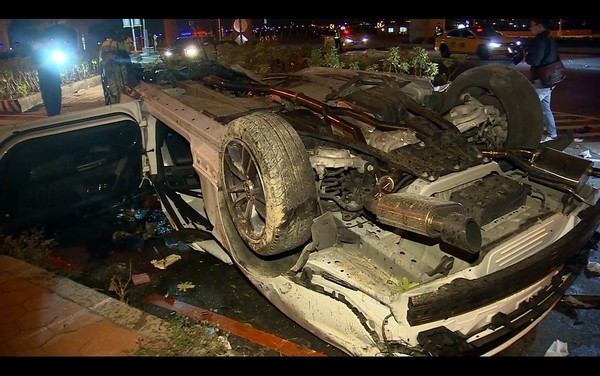 ▲▼台中男駕野馬失控撞護欄，拋飛車外整張臉撞爛慘死。（圖／東森新聞）