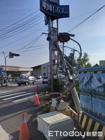 ▲▼男子開車自撞，號誌燈、電線桿都被撞斷，連警用監視器也壞。（圖／民眾提供）