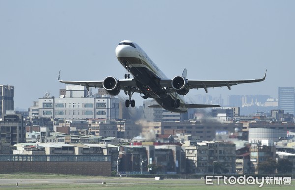 ▲▼星宇航空A321 neo降落松山機場，從松山機場起飛。（圖／記者湯興漢攝）