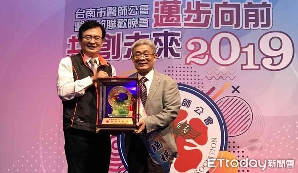 ▲台南市立安南醫院院長林瑞模（右）以「培育雲嘉南地區無數脊椎外科醫師」，獲台南市醫師公會頒醫療貢獻獎。（圖／記者林悅翻攝） 
