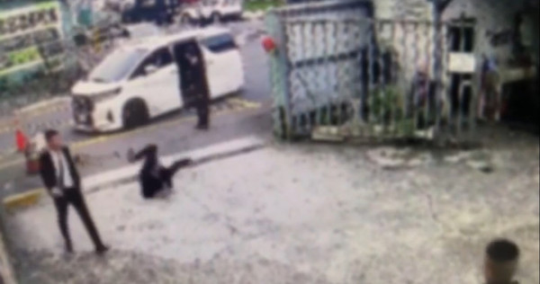 劉男車子遭拖吊，怒氣沖沖想到拖吊場理論，卻糗被鐵鍊絆倒。（圖／翻攝畫面）