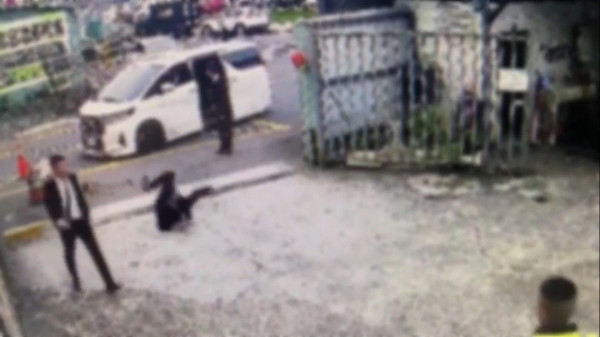 劉男車子遭拖吊，怒氣沖沖想到拖吊場理論，卻糗被鐵鍊絆倒。（圖／翻攝畫面）