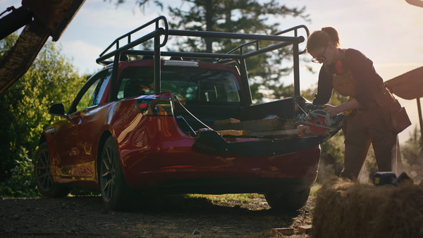 執行長Elon Musk打包票　特斯拉將在11/21發表全新電動皮卡車（圖／翻攝自Simone Giertz Youtube）