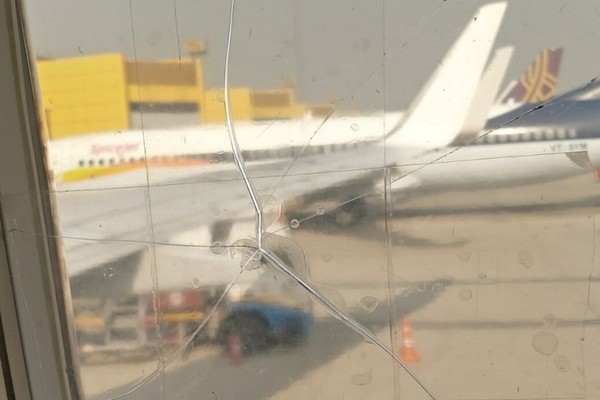 ▲薩卡蘭發現飛機的一個機窗上出現裂紋，並且貼著透明膠帶。（圖／翻攝自推特＠Hariharan Sankaran）