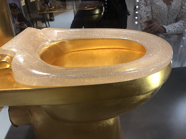 ▲進博會上展示的鑽石黃金馬桶，獲得金氏世界紀錄。（圖／翻攝自澎湃新聞，下同）