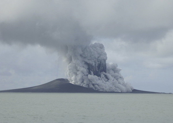 ▲▼東加2014年底海底火山爆發後，2015年初形成一座全新島嶼。（圖／達志影像／美聯社）