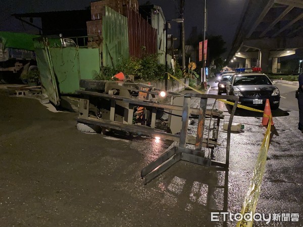 ▲▼一名男子在操作堆高機時不慎翻車，被壓在機具下方當場死亡。（圖／記者游宗樺攝）