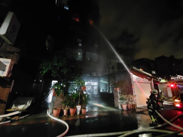 ▲▼警消到場發現公寓6樓竄出火煙，於是立即射水灌救。（圖／記者游宗樺翻攝）