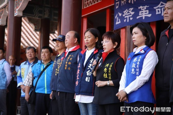 ▲國民黨台南市立委參選人洪秀柱等人，前往台南市忠烈祠祭祀革命先烈，並籲用手中選票，讓社會撥亂反正、找回歷史的關鍵力量。（圖／記者林悅翻攝，下同）