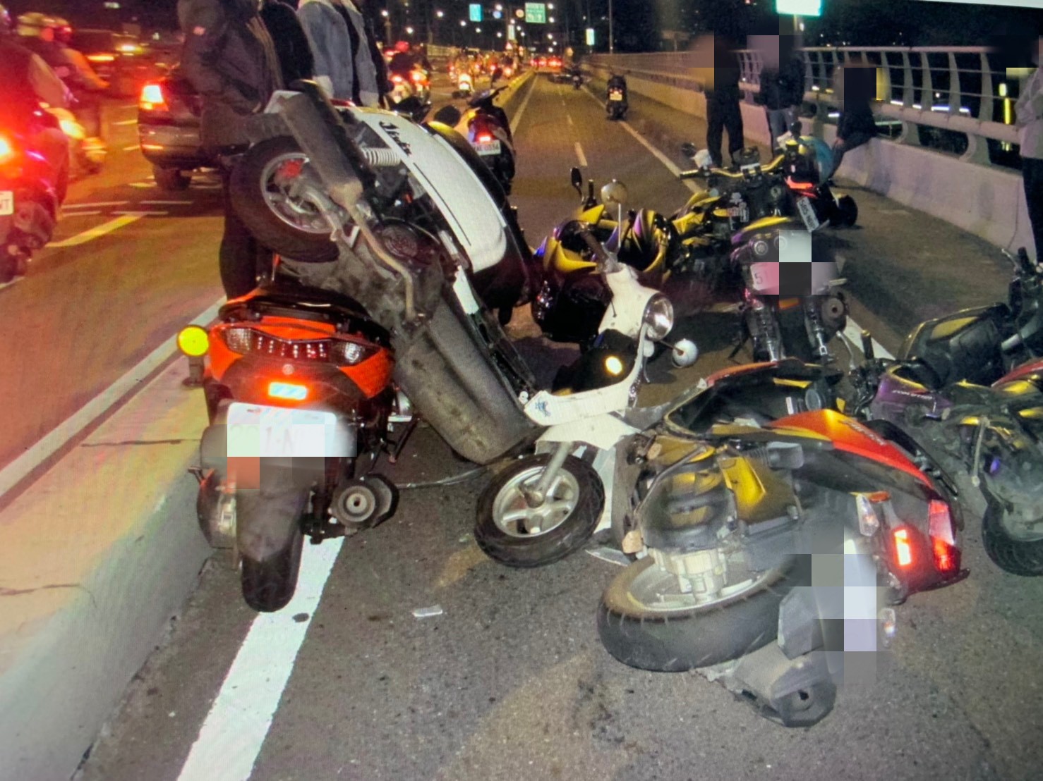 連環撞影像曝 板橋浮洲橋11機車 疊疊樂 追撞釀6人傷 Ettoday社會新聞 Ettoday新聞雲