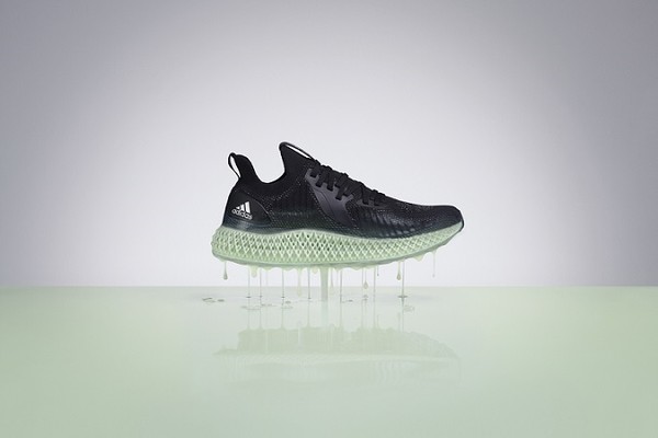 ▲adidas ALPHAEDGE 4D Reflective系列跑鞋搭載極具革命性的4D科技中底。（圖／品牌提供）