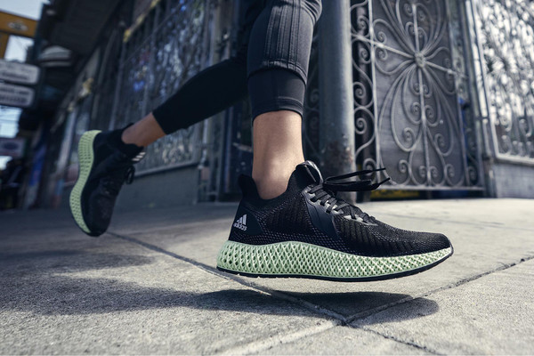▲adidas ALPHAEDGE 4D Reflective系列跑鞋搭載極具革命性的4D科技中底。（圖／品牌提供）