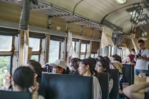 ▲▼2019屏東南國漫讀節／藍皮火車「列車上的書店」巴代X古庭維帶隊開幕列車。（圖／青鳥提供）