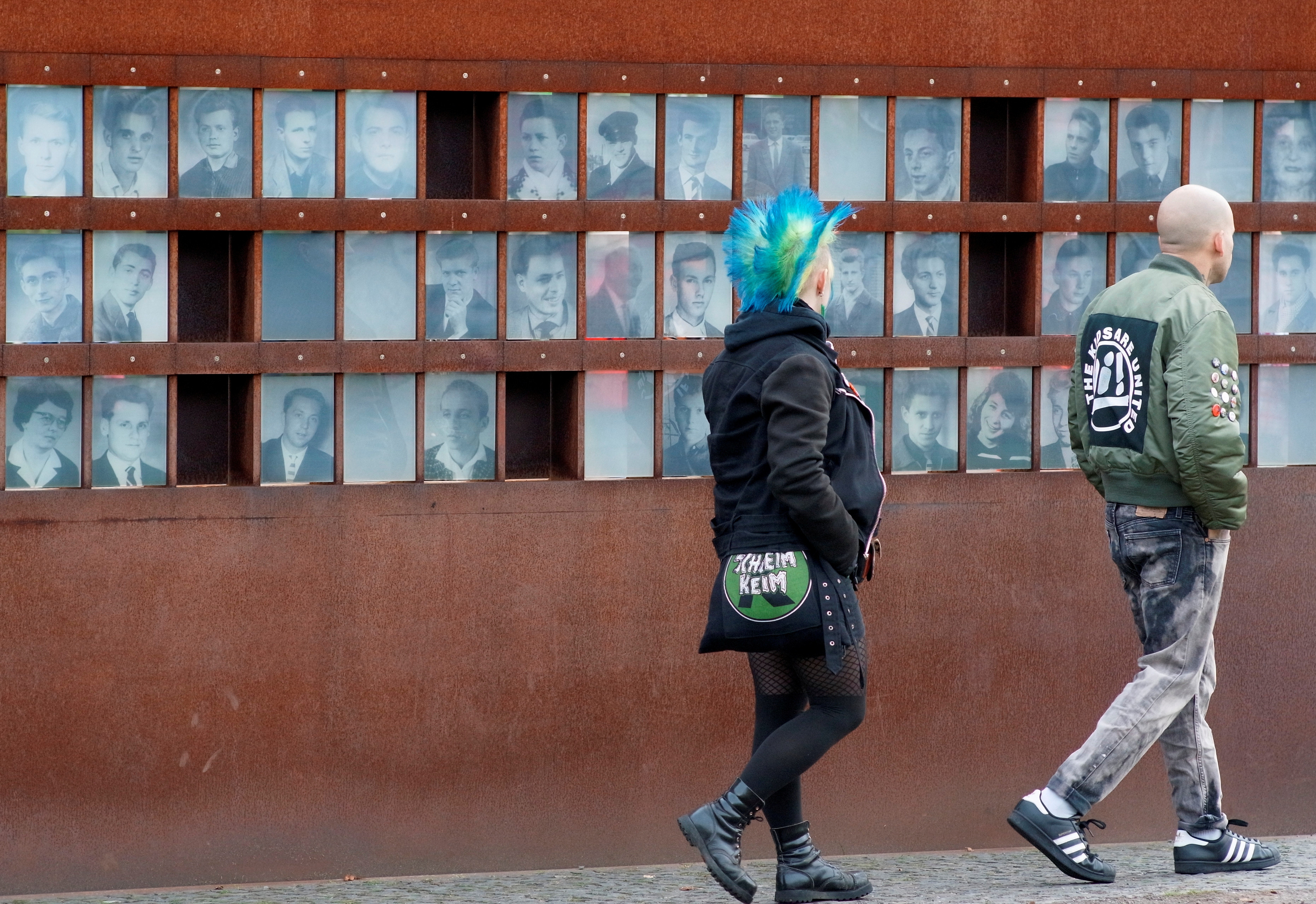 ▲▼柏林圍牆倒塌30周年。柏林圍牆紀念館外掛著犧牲者的照片。（圖／路透）