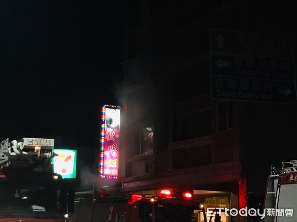 ▲台東市深夜火警　現場救出1外籍女子。（圖／記者楊鈞典翻攝）