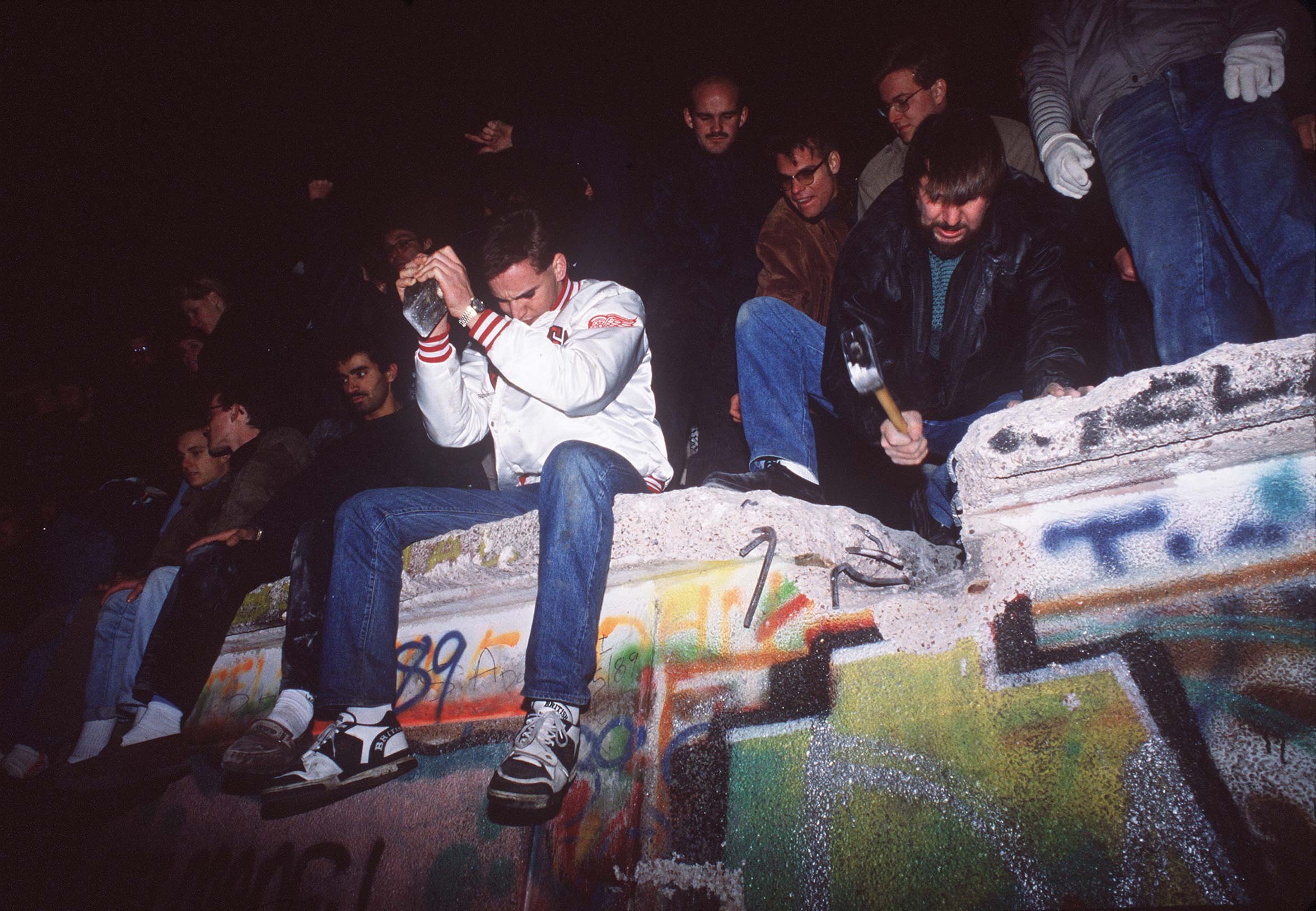 ▲▼柏林圍牆倒塌30周年。民眾破壞圍牆。（圖／達志影像／美聯社）