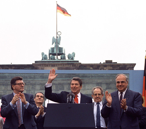 ▲▼1987年6月12日，美國總統雷根 （Ronald Reagan）在柏林布蘭登堡門（Brandenburger Tor）發表了著名演說「推倒這堵牆！」（Tear down this wall!），普遍被認為推動了兩年後的柏林圍牆倒塌。（圖／達志影像／美聯社）