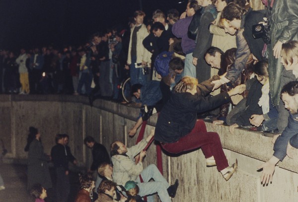 ▲▼柏林圍牆倒塌30周年。西柏林人幫助東柏林人爬過圍牆。（圖／達志影像／美聯社）