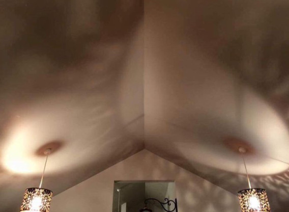 ▲天花板的吊燈讓室內有點煽情味。（圖／翻攝自推特）