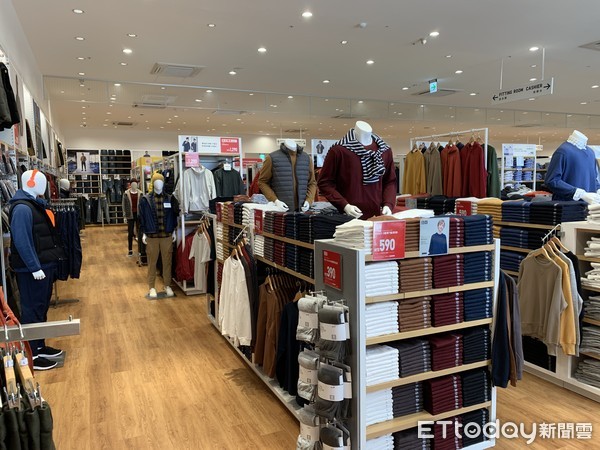 ▲UNIQLO雲林首家路面店座落斗六市大學路，緊鄰知名咖啡店大坪數空間吸引民眾關注開幕時間。（圖／記者蔡佩旻攝）