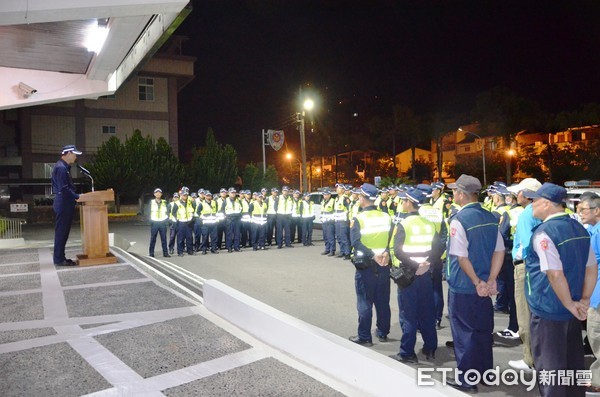 ▲台南市警方集合佳里、麻豆、善化、新化分局、保安警察大隊及交通警察大隊等6單位，執行跨轄聯合取締酒駕大執法，由市警局長周幼偉親自主持，展現警方強力取締之決心。（圖／記者林悅翻攝，下同）