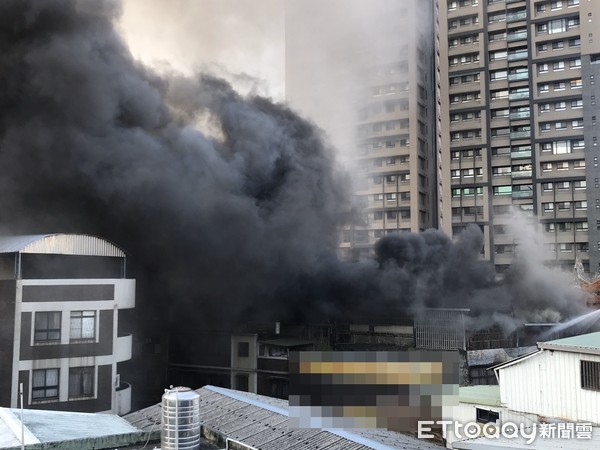 ▲▼北市木柵9日下午民宅發生火警，現場濃厚黑煙狂冒，一度有居民受困。（圖／民眾提供）