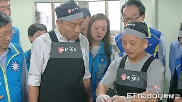 ▲▼韓國瑜基隆傾聽之旅，拜訪珍味香餅家。（圖／記者張榮恩攝）