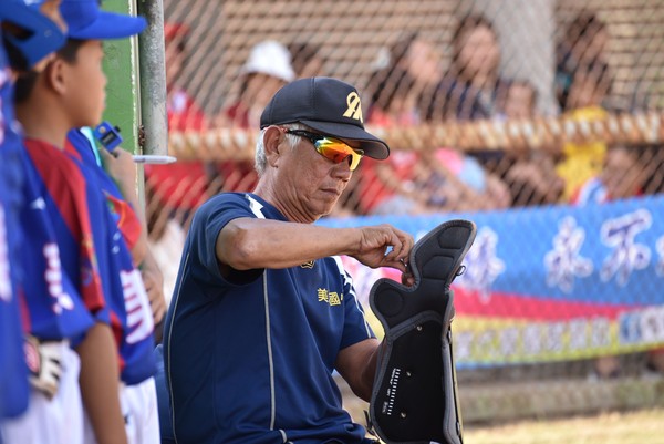 ▲前美濃教練張發昌為孩子整理護具。（圖／中信慈善基金會提供）