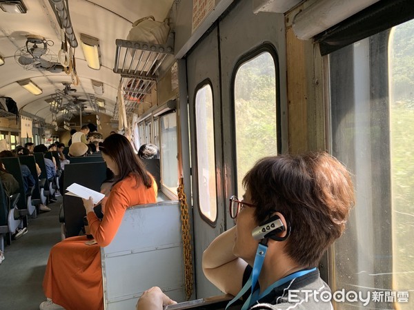 ▲▼南國漫讀節／每日僅1班藍皮火車打造成「列車上的書店」。詩人馬翊航、許含光一起帶隊，跟讀者一起在列車上讀詩、聽歌。（圖／記者林育綾攝）