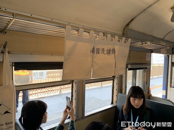 ▲▼南國漫讀節／每日僅1班藍皮火車打造成「列車上的書店」。詩人馬翊航、許含光一起帶隊，跟讀者一起在列車上讀詩、聽歌。（圖／記者林育綾攝）